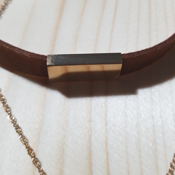 Metal detail choker with contrast crystal pendant - Picture 3 of 4